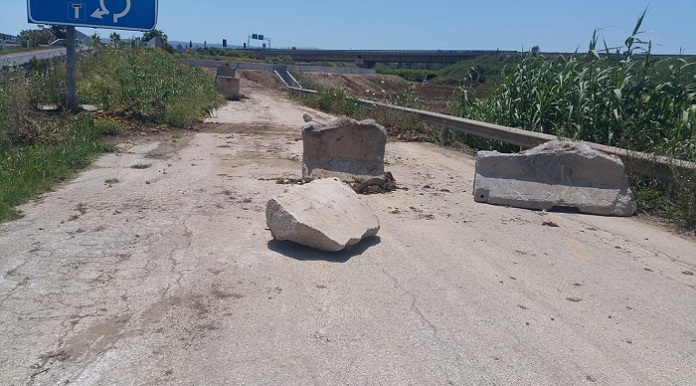 Vinciullo: Sottofondo del sottopasso dello svincolo Maremonti, dopo l’inaugurazione, sono riiniziati i lavori. -FOTO-