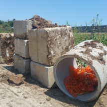 blocchi in cemento lasciati ai bordi del cantiere