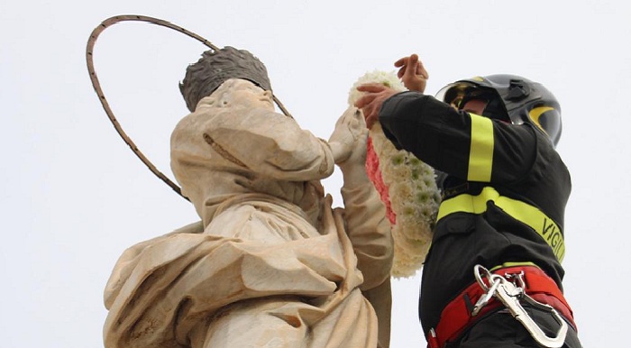 Vigili del fuoco di Noto: omaggio floreale all’Immacolata ( Foto)