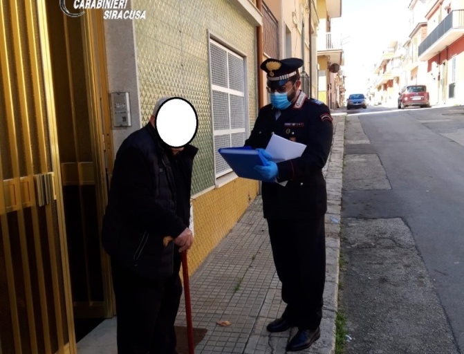 I carabinieri in aiuto degli anziani per prenotare il vaccino anticovid