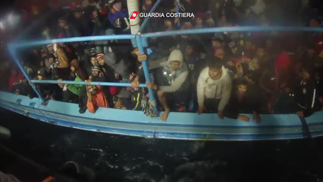 Lampedusa: ripresi nella notte gli sbarchi dei migranti