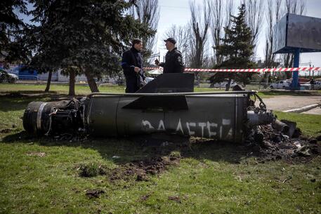 La strage – Raid sulla stazione di Kramatorsk, 35 morti ‘Sul missile la scritta in russo per bambini’