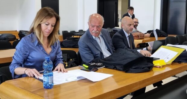 Siracusa – Pippo Gianni in aula: iniziato il processo per istigazione alla corruzione – Rinviata al 16 giugno dopo la richiesta della difesa dell’imputato di trasferire a Catania