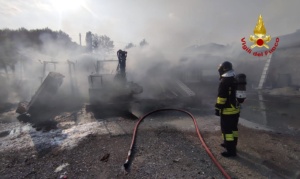Incendio di rimessa agricola, bruciati diversi trattori - Video