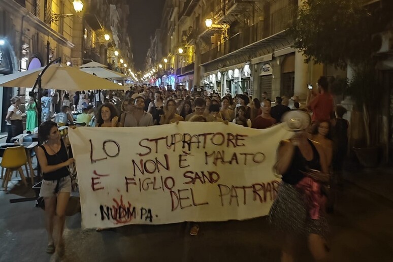 Violenza di gruppo, corteo solidarietà per vittima a Palermo – “Lo stupratore non è malato è figlio sano del patriarcato”.