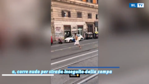 Roma, corre nudo per strada inseguito dalla compagna