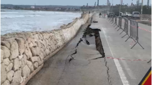 Mareggiata a Marina di Priolo: asfalto crollato