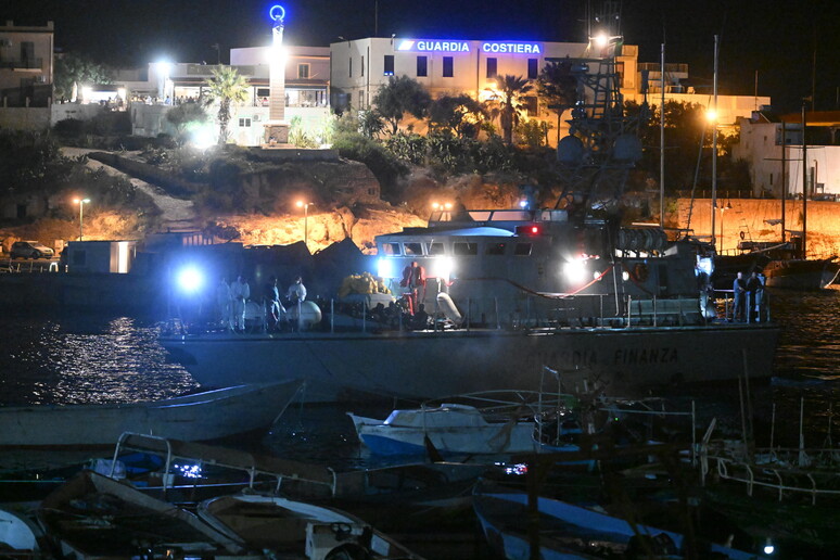 Migranti – Nuovo naufragio al largo di Lampedusa , muore una donna