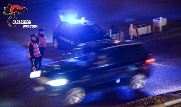 Siracusa, scappa all’Alt perché guida senza patente un ciclomotore: bloccato e denunciato 20enne