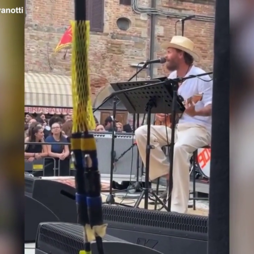 Jovanotti canta a sorpresa al Festival of the Sun: “Ho mollato le stampelle