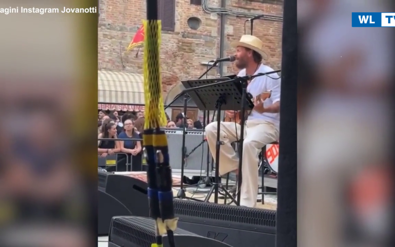 Jovanotti canta a sorpresa al Festival of the Sun: “Ho mollato le stampelle