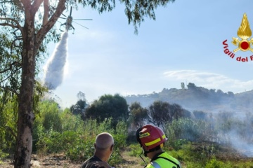 Vasto incendio di sterpaglie e macchia mediterranea a San Giorgio a Catania – foto