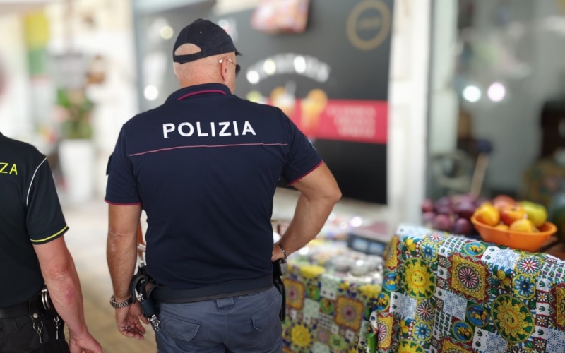 Siracusa, controlli in Ortigia e Borgata: sanzionati alcuni esercizi commerciali e un parcheggiatore abusivo – Foto