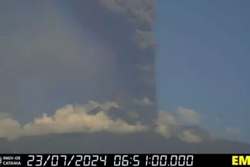 Etna: altissima e intensa nube vulcanica da cratere Voragine