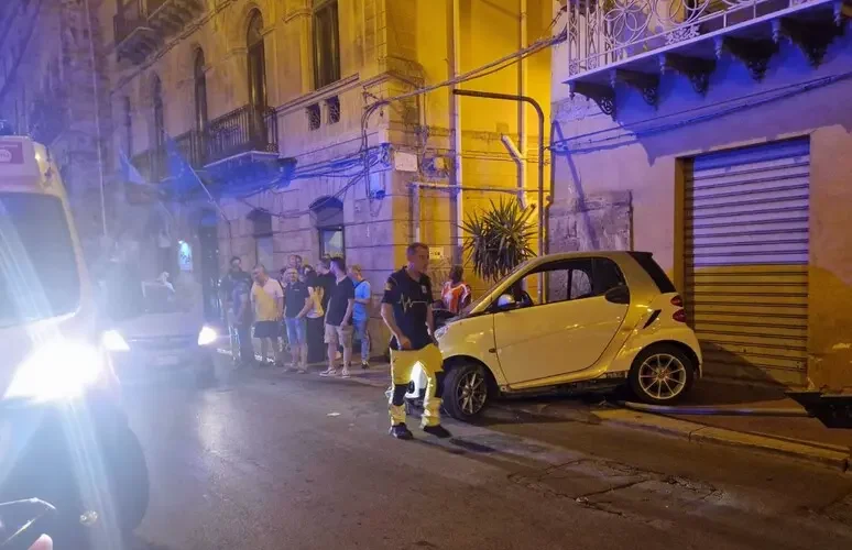 Caltanissetta – Ubriaca sperona auto in sosta e poi aggredisce giornalista