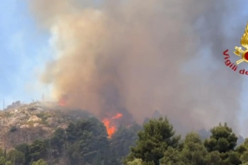 Sicilia in fiamme, vasta area brucia a Buccheri