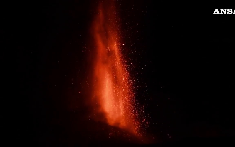 Etna, nuova fontana di lava dal Cratere Voragine