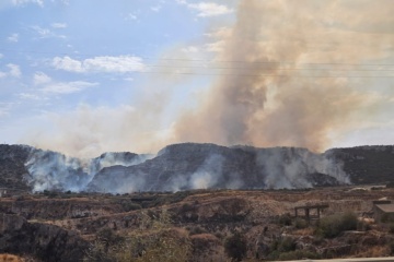 Priolo, vasto incendio nelle colline limitrofe