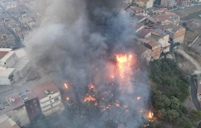 Francofonte, vasto incendio nel rione San Francesco