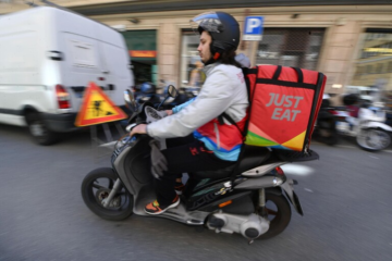 Algoritmo sanziona i rider per low performance, protesta la Cgil