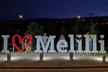 Università, Melilli avrà a breve i primi laureandi che con un abbraccio simbolico hanno voluto omaggiare la Terrazza degli Iblei