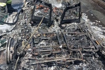 I Vigili del Fuoco intervengono per incendio autovettura in viale Mediterraneo a Catania