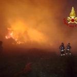 Vasto incendio in periferia Catania, fiamme minacciano cimitero – Foto