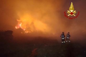 Vasto incendio in periferia Catania, fiamme minacciano cimitero – Foto