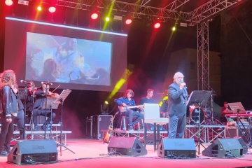 Ancora un grande successo a Priolo, migliaia di persone in piazza per il concerto di Amedeo Minghi