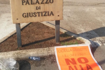 Imprenditore manifesta al tribunale ripulendo aiuola e lapide