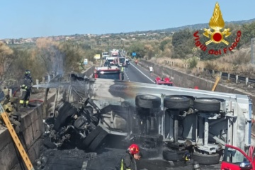 Paternò, scontro tra camion e auto: due le vittime