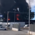 Vittoria, incendio provoca il panico tra i passanti – Video