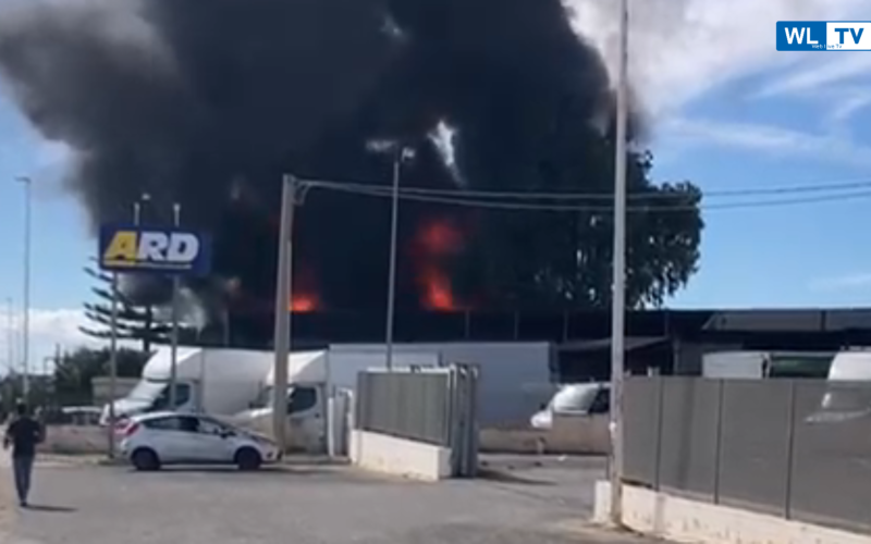 Vittoria, incendio provoca il panico tra i passanti – Video