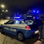 Forza un posto di controllo, motociclista individuato dai poliziotti