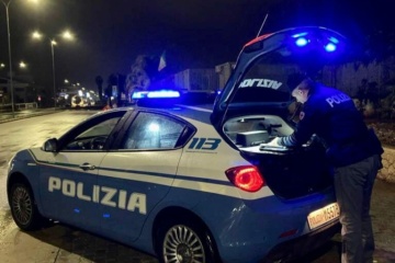 Forza un posto di controllo, motociclista individuato dai poliziotti