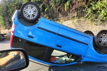 Vittoria, Fiat Panda si cappotta: ferita la conducente