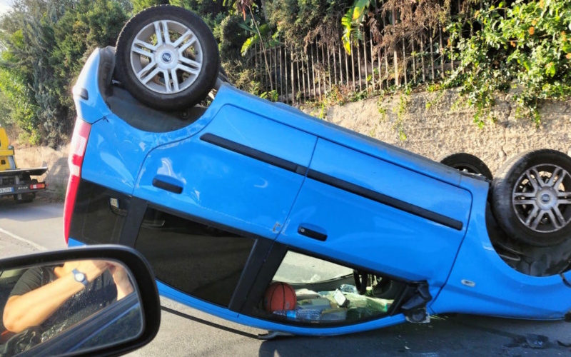 Vittoria, Fiat Panda si cappotta: ferita la conducente