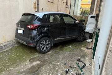 Scicli, auto in un vicolo urta il tubo del metano