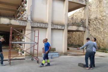 Cimitero, cominciati i lavori di manutenzione in uno dei colombari