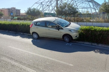 Auto finisce contro la siepe spartitraffico in viale Scala Greca