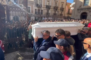 Lentini, gran folla e commozione ai funerali di Margaret Spada