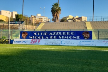 Esposto in gradinata lo striscione del club Nicola De Simone