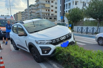 Siracusa – Viale Scala Greca, auto travolge l’aiuola