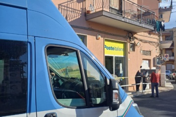 Pensione sicure, camper della Polizia presidia gli uffici postali