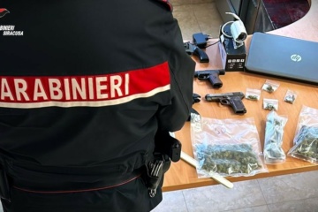 Augusta, trovati in possesso di armi , munizioni e droga: arrestati due giovani