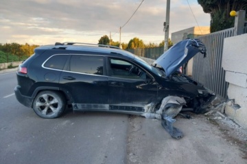 Al volante in stato di ebbrezza alcolica: col Suv si schianta contro un pilastro