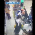 I poliziotti acciuffato un ladro (Video)