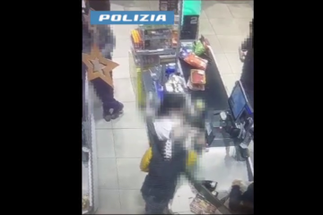 I poliziotti acciuffato un ladro (Video)