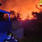 Vasto incendio all’Oasi del Simeto a Catania