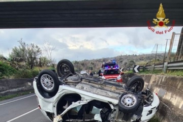 Biancavilla, auto contro un camion: un ferito